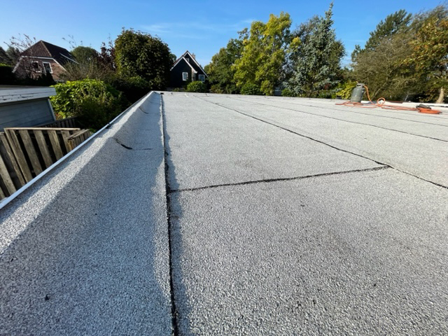 duurzame dakrenovatie  met witte dakbedekking